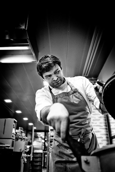 320 mètres carrés d'atelier consacrés au chocolat: les fèves des meilleures provenances se transforment sur place en merveilleux chocolat.