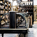 Mobilier chiné par les deux initiateurs du concept: Alain Ducasse et Nicolas Berger.