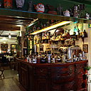 Le bar ornementé de souvenir et tableaux cambodgiens.