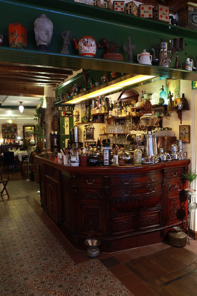 Le bar ornementé de souvenir et tableaux cambodgiens.