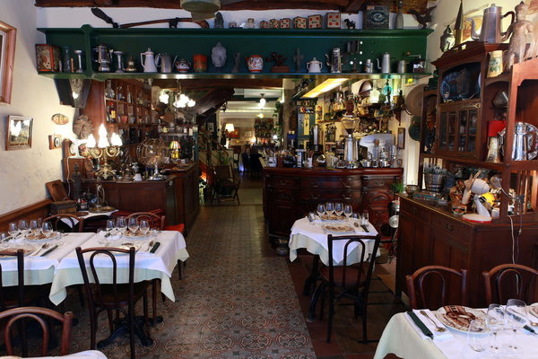 Deux ambiances: ici la salle ''Bistrot Parisien''. Charmante et encombrée...