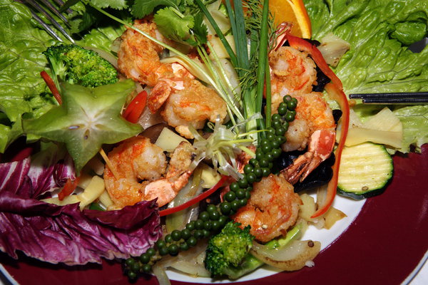 Sauté de crevettes au sel et au poivre.