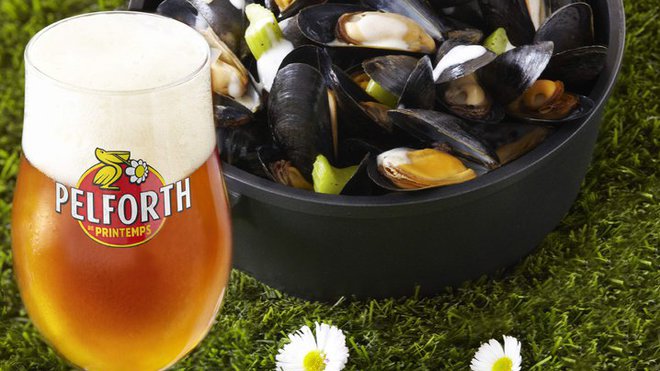 Robe ambrée et une mousse très crémeuse pour la Pelforth qui s'invite sur les tables et les recettes chez Léon de Bruxelles.