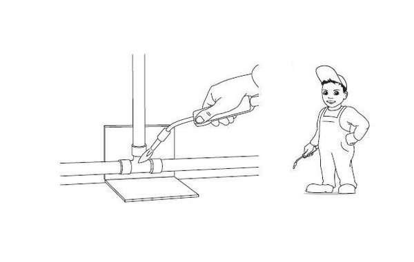 Etape 3 : avant de braser un tube sur un mur, protéger celui-ci avec un pare-flamme. Chauffer les parties à assembler à une température d’environ 750°C (coloration rouge sombre). Attention, une surchauffe peut détériorer le tube.