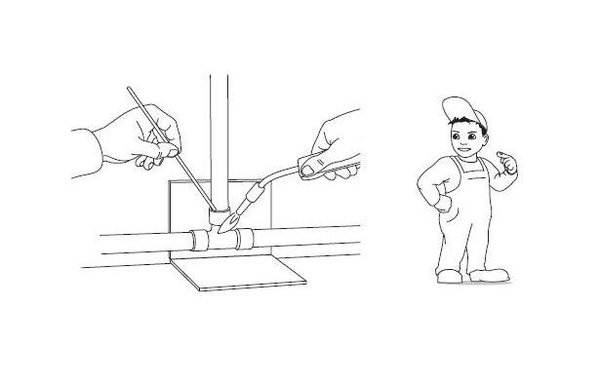 Etape 4 : positionner la baguette dans l’intervalle des pièces à assembler, afin d’obtenir une aspiration de la brasure par capillarité. Puis laisser refroidir le tube, et nettoyer avec de l’eau le surplus de flux décapant. Attention, dans certains cas, la réglementation impose de rincer, nettoyer et désinfecter les installations d’eau sanitaire avant la mise en service.