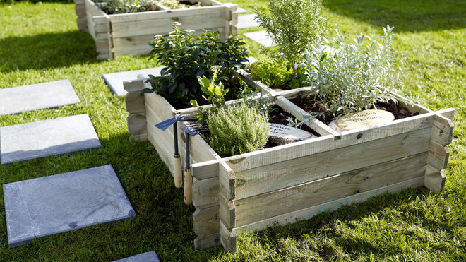 Au bord d’une allée, ce petit carré de potager en bois apportera une touche zen à votre jardin. Avec ses petits écriteaux, c’est un jeu d’enfant de reconnaître toutes les variétés de plantes du jardin. 29,90 €, Castorama.