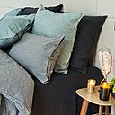 Esensual Living s’organise en quatre catégories : le linge pour la chambre (draps, oreillers, couvre-lits), le linge pour la salle de bains (peignoirs, serviettes), les accessoires pour la maison (plaids, coussins) et les produits de bien-être (bougies, produits pour le bain).