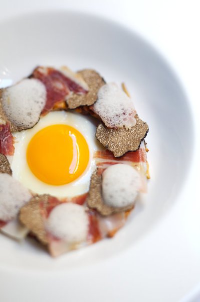 Une jolie création de Mathieux Viannay: œuf au plat, truffe et jambon Rabugo