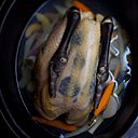 Proche de la Bresse, la Mère Brazier propose à sa carte depuis plus de 50 ans une merveilleuse poularde demi-deuil.