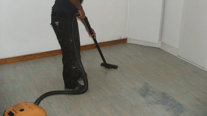 Etape 3 : Nettoyer l’ancien revêtement (dans notre cas un vieux linoléum), en enlevant la poussière ou, si besoin, passer une éponge imbibée d’eau afin d’enlever les taches de graisses et salissures. En cas de graisses rebelles, utiliser du white-spirit.