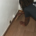 Etape 10 : Bien insister sur les angles avec le maroufleur en liège, en marquant bien le pli avec le mur ; cela permettra de réaliser les coupes d’arasements nettes et avec plus de facilité.