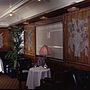 Splendeur de l'Art Déco, les wagons-restaurants de l’Orient Express, dont l'agencement met en valeur les panneaux "Bouquet de Fleurs" de la maison Lalique. Splendeur de l'Art Déco, les wagons-restaurants de l’Orient Express, dont l'agencement met en valeur les panneaux "Bouquet de Fleurs" de la maison Lalique.