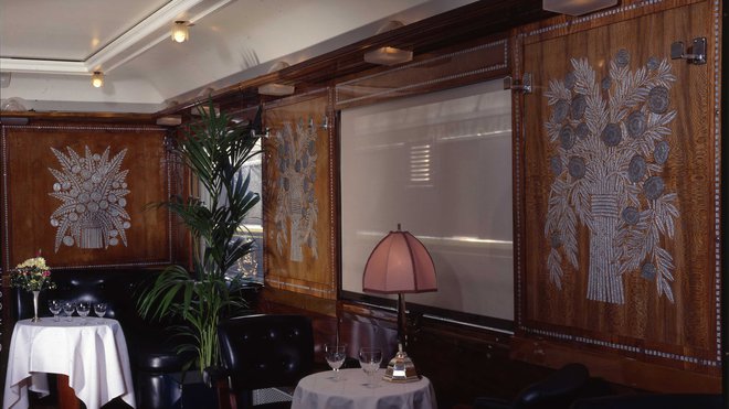 Splendeur de l'Art Déco, les wagons-restaurants de l’Orient Express, dont l'agencement met en valeur les panneaux "Bouquet de Fleurs" de la maison Lalique.