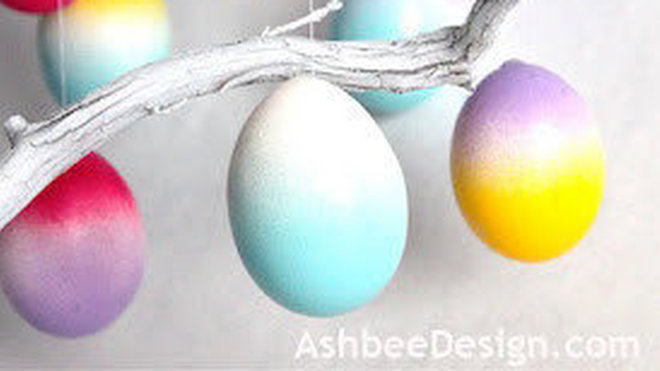 Pulvérisations d'encres sur les œufs suspendus.