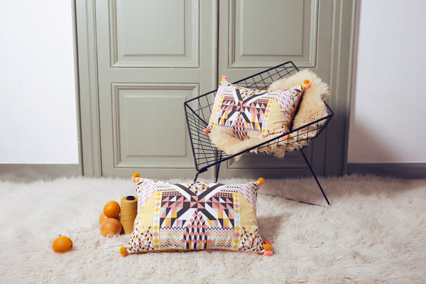 Voici un joli coussin de chez Marika Giacinti. Décoratif, il apportera une agréable touche colorée chez vous ! 75 €, Marika Giacinti.