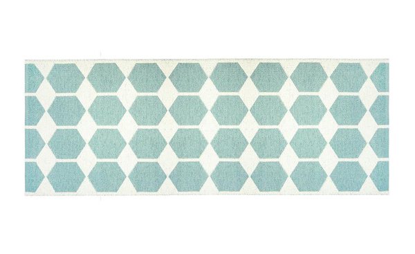 Créés par Brita Sweden, ces tapis réversibles sont tissés en Suède selon d’anciennes traditions de tissage. Le design graphique et la douceur de la matière les rendent parfaits dans la cuisine, l’entrée ou la chambre. Ils peuvent même s’utiliser en extérieur. 70 x 80 cm, 55 €, la maison d’Anna G.