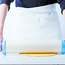 Tel un laminoir, le rouleau à pâtisserie Tupperware permet de rouler des pâtes d'épaisseurs précises et régulières.