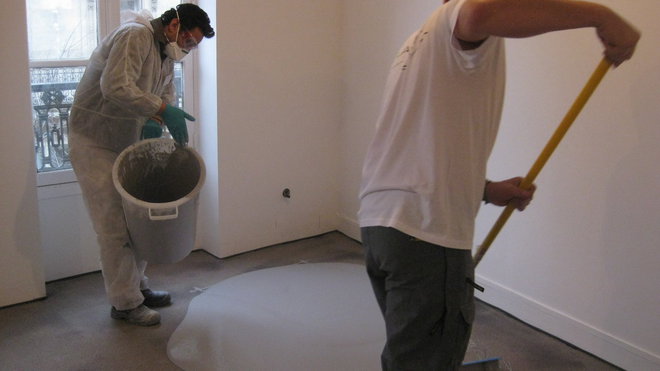 Après un mélange pour obtenir ce coulis, il faut le diriger dans toute la pièce. L’ustensile permet d’obtenir une épaisseur pouvant aller jusqu’à 4 centimètres maximum.