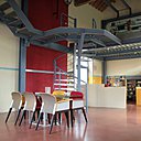 Cette grande pièce est conviviale et chaleureuse grâce au mélange des meubles colorés et du béton.