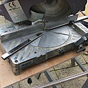 Etape 1 : Après avoir pris soigneusement les mesures, commander votre verre de pare-douche avec une côte de 0,5 cm en dessous (soit pour notre cas : 181,5 cm sur 74,5 cm). Acheter la barre de rail alu de fixation et la débiter en trois parties: barre du haut, barre du bas, barre verticale. La découpe peut se faire soit à la tronçonneuse à disque pour métaux (solution garantissant une grande précision), soit à la scie à métaux et d’une boite à coupe d’onglet. Etape 1 : Après avoir pris soigneusement les mesures, commander votre verre de pare-douche avec une côte de 0,5 cm en dessous (soit pour notre cas : 181,5 cm sur 74,5 cm). Acheter la barre de rail alu de fixation et la débiter en trois parties: barre du haut, barre du bas, barre verticale. La découpe peut se faire soit à la tronçonneuse à disque pour métaux (solution garantissant une grande précision), soit à la scie à métaux et d’une boite à coupe d’onglet.