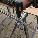 Etape 2 : Percer les trous de fixations à l’aide d’une perceuse munie d’un forêt à métaux sur le rail du haut, ainsi que sur le rail vertical ; le rail du bas sera collé sur le rebord de la baignoire. Les trous seront espacés tous les 30 cm. Sur le rail vertical, il est judicieux de percer les trous correspondants aux joints du carrelage, afin d’éviter de percer sur la surface émaillée du carrelage. Etape 2 : Percer les trous de fixations à l’aide d’une perceuse munie d’un forêt à métaux sur le rail du haut, ainsi que sur le rail vertical ; le rail du bas sera collé sur le rebord de la baignoire. Les trous seront espacés tous les 30 cm. Sur le rail vertical, il est judicieux de percer les trous correspondants aux joints du carrelage, afin d’éviter de percer sur la surface émaillée du carrelage.