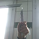 Etape 3 : Assembler les trois éléments du rail recevant le verre du pare-douche. Pour cela, placer les languettes d’assemblages sans forcer au niveau des deux coupes d’onglets. Etape 3 : Assembler les trois éléments du rail recevant le verre du pare-douche. Pour cela, placer les languettes d’assemblages sans forcer au niveau des deux coupes d’onglets.