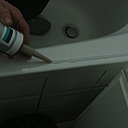 Etape 12 : Soigner tout particulièrement le cordon de joint silicone sur l’emplacement du rebord de la baignoire, du fait que le rail du bas sera uniquement fixé par collage, et non par vissage. Etape 12 : Soigner tout particulièrement le cordon de joint silicone sur l’emplacement du rebord de la baignoire, du fait que le rail du bas sera uniquement fixé par collage, et non par vissage.