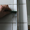 Etape 16 : A l’aide d’une petite cale, retirer le surplus de joint de silicone sur le pourtour. Etape 16 : A l’aide d’une petite cale, retirer le surplus de joint de silicone sur le pourtour.