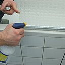 Etape 21 : Asperger un liquide composé d’eau et de liquide vaisselle sur le joint, afin de rendre plus facile le lissage à venir. Etape 21 : Asperger un liquide composé d’eau et de liquide vaisselle sur le joint, afin de rendre plus facile le lissage à venir.