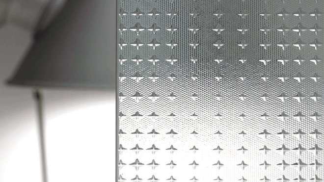 Verre pour pare-douche ou pare-baignoire, modèle Space chez Oltreluce. Verre pour pare-douche ou pare-baignoire, modèle Space chez Oltreluce.