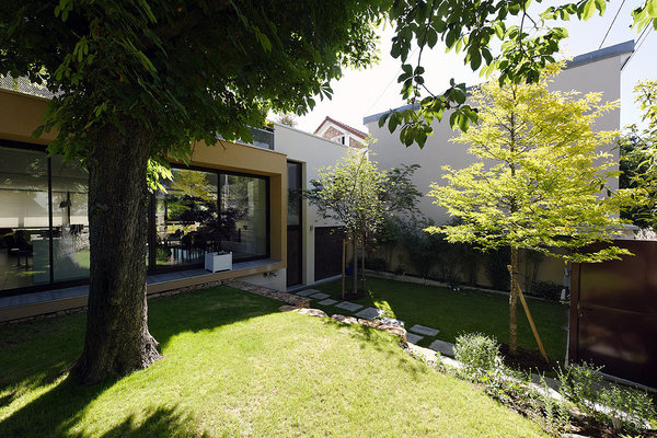 En maçonnerie traditionnelle, la maison est recouverte partiellement de panneaux de résine, avec effet de rouille pour s’accorder avec la couleur de la meulière. Une baie vitrée de 7 mètres de long s’ouvre côté jardin. La frontalité du bâtiment est décomposée dans la profondeur par un jeu de 3 volumes pour trouver la bonne échelle.