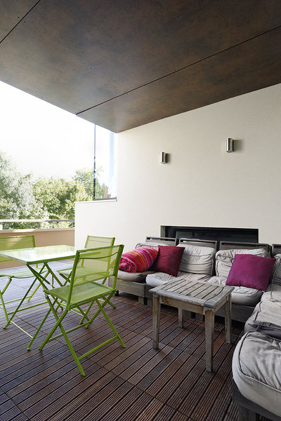 Véritable espace détente et repas, cet espace couvert et naturellement ventilé offre le plaisir d’une pièce-à-vivre à l’extérieur, mais protégée.