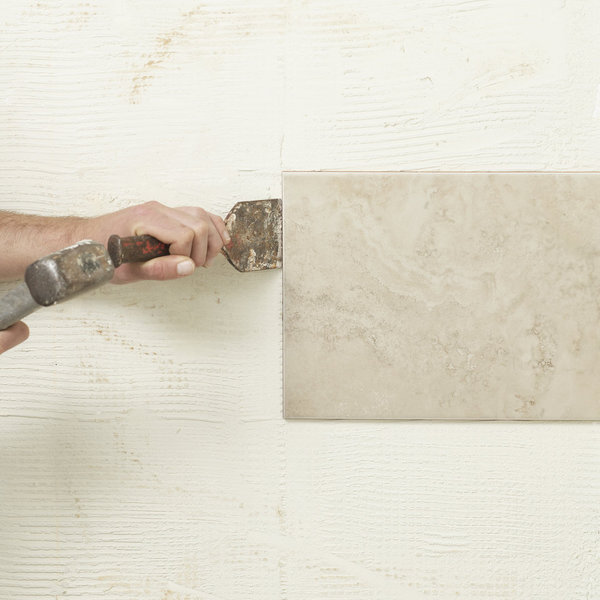 Etape 1: Décollez votre vieille faïence à l'aide d'un burin et d'un marteau, et retirez au besoin les résidus sur le mur jusqu'à obtenir une surface lisse. Si nécessaire, poncez la cloison afin d'obtenir une surface parfaitement lisse, sur laquelle poser la nouvelle faïence.