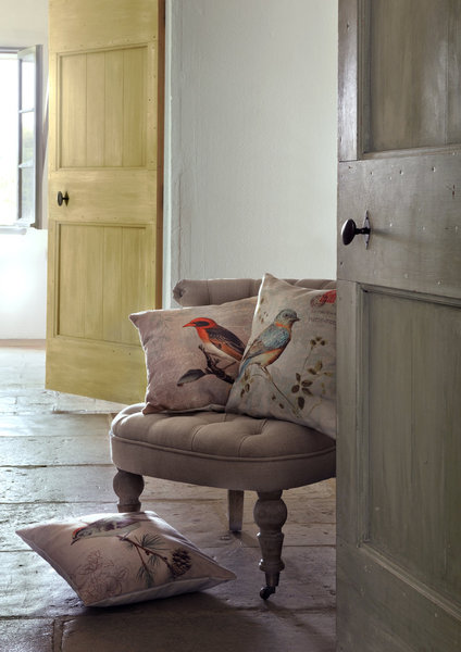 Une note d’exotisme et de voyage dans votre salon, grâce à ces coussins représentant des oiseaux venants des 4 coins du monde. 29,90 €, Décoclico.