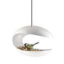 Avec la mangeoire à suspendre Eva Solo, votre terrasse ou balcon deviendra le centre d’un petit écosystème où les oiseaux s’inviteront pour le plus grand plaisir de tous. Adaptée aux espèces de petite taille, cette mangeoire est très bien conçue. Il vous suffit de remplir le réservoir de temps à autre : les graines sont bloquées par les rebords du plateau et ne tombent pas. 88,99 €, Made in design.
