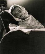 Hypersensibilité photographique à la gamme des gris et l'influence de la peinture pour le photographe luxembourgeois Edward Steichen. Portrait d'une actrice vers 1936.