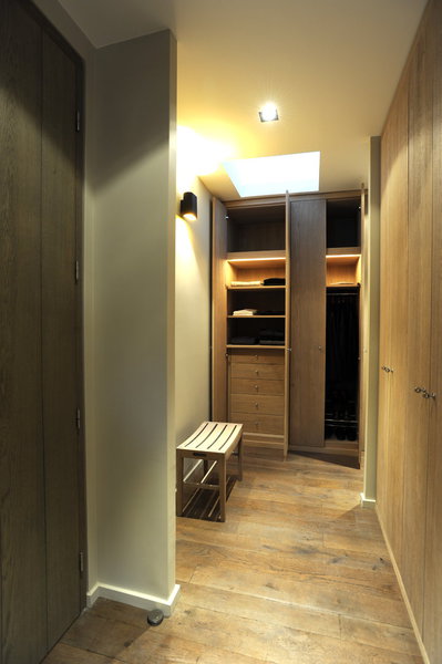 Le dressing en chêne clair utilise toute la hauteur de 2,6 mètres.