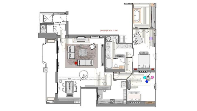 L’espace de 140 m² se déploie sur un seul niveau avec une mezzanine. Deux chambres vastes, accompagnées de leurs salles de bains respectives, se partagent l’espace nuit qui fait la part belle aux rangements. L’espace jour de 70 m² offre une confortable pièce à vivre, avec une cuisine ouverte.