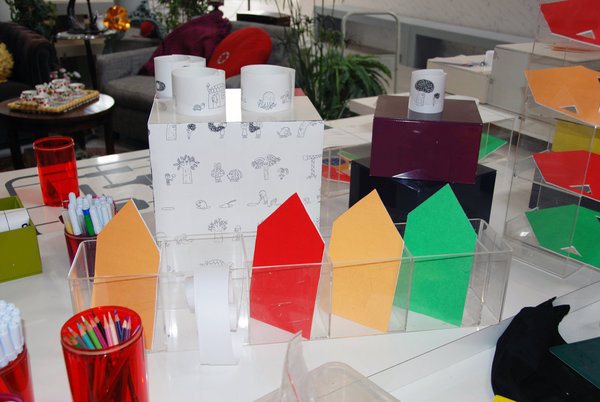 Le papier peut être aussi découpé pour les glisser comme un message à l'intérieur d'une enveloppe.