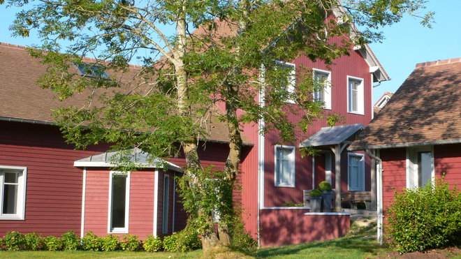 Cette maison en bois lasuré rouge évoque l’esprit des granges américaines et des maisons suédoises. Les espaces de vie sont rassemblés dans un seul volume, comme dans un loft, avec un effet de cathédrale éclairé par le haut. Un jeu de terrasses couvertes et découvertes renforcent le lien avec l’extérieur. Cette maison en bois lasuré rouge évoque l’esprit des granges américaines et des maisons suédoises. Les espaces de vie sont rassemblés dans un seul volume, comme dans un loft, avec un effet de cathédrale éclairé par le haut. Un jeu de terrasses couvertes et découvertes renforcent le lien avec l’extérieur.