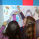 Et le mur devient un prétexte à la créativité des enfants!