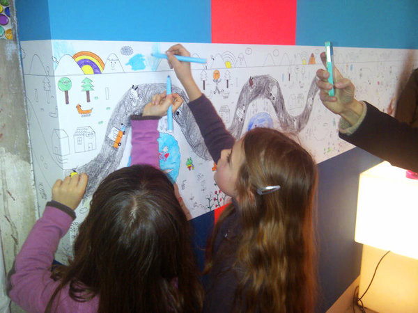 Et le mur devient un prétexte à la créativité des enfants!
