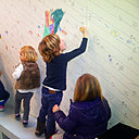 Les artistes en herbe prennent des allures de taggueurs.