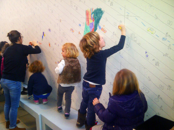 Les artistes en herbe prennent des allures de taggueurs.