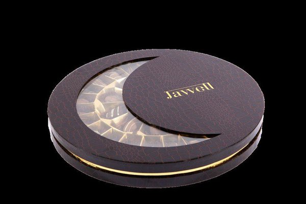 Glacées de chocolat, les dattes provenant des meilleures plantations d’Arabie Saoudite s'offrent comme cadeau raffiné et gourmand. Boîte Luna.