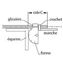 Etape 3 : placer sur la cintreuse la forme de la glissière correspondant au diamètre du tube à cintrer. Positionner ensuite le tube en mettant la partie du tube cotée C dans le crochet. Puis aligner le trait de cote au bord de la forme, à l’aide d’une équerre.