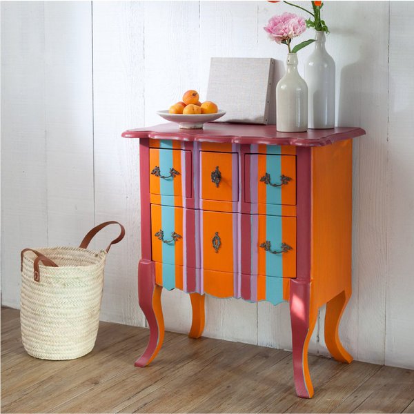 La commode Bollywood est rénovée dans des tons vifs et chauds, en peinture puis patine.