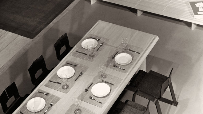 Montée par Charlotte Perriand à Tokyo en 1955, l'exposition « Proposition d’une synthèse des arts » sur ses recherches sur l’art d’habiter.