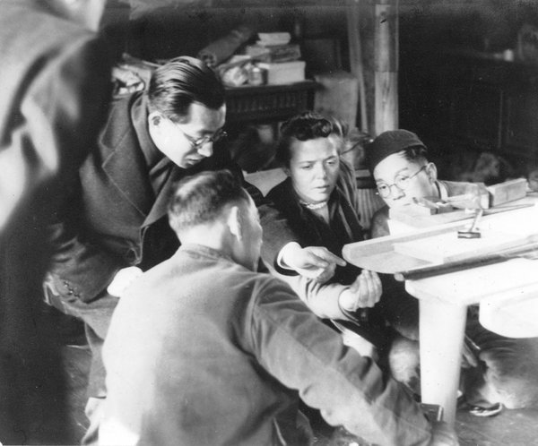 Invitée comme conseillère à la production industrielle, Charlotte Perriand fut fortement marquée par ses voyages successifs au pays du Soleil Levant et découvre alors les traditions et savoir-faire ancestraux.