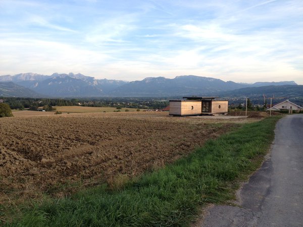 A l’extérieur, un bardage en sapin traité offre une excellente stabilité dans le temps.